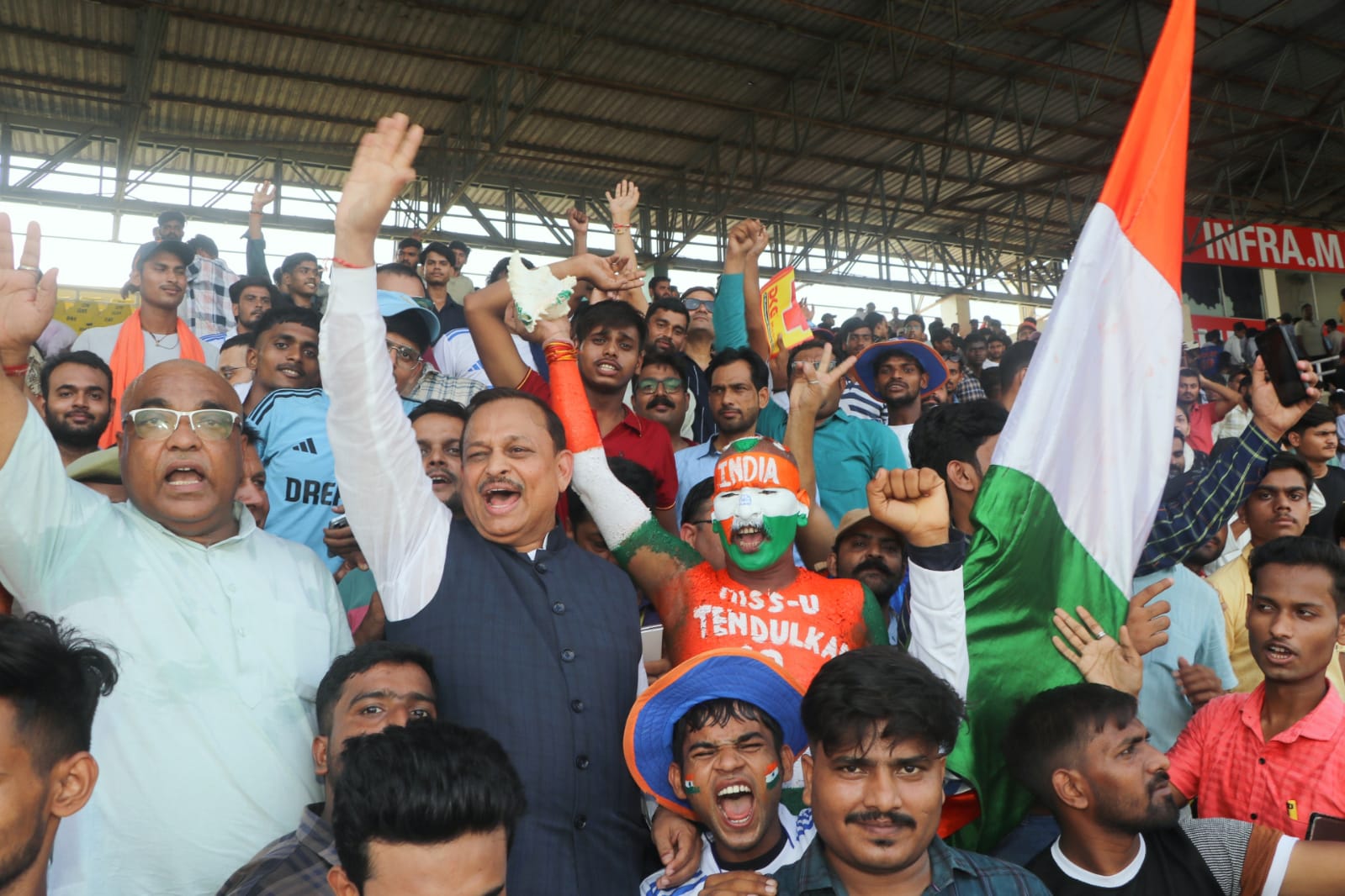 ग्रीन पार्क मैदान में क्रिकेट प्रेमियों को भारतीय टीम की जीत पर बधाई प्रेषित करते हैं सांसद रमेश अवस्थी ग्रीन पार्क मैदान में क्रिकेट प्रेमियों को भारतीय टीम की जीत पर बधाई प्रेषित करते हैं सांसद रमेश अवस्थी