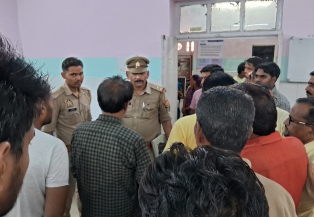 घटना स्थल पर एकत्रित लोग व पुलिस घटना स्थल पर एकत्रित लोग व पुलिस