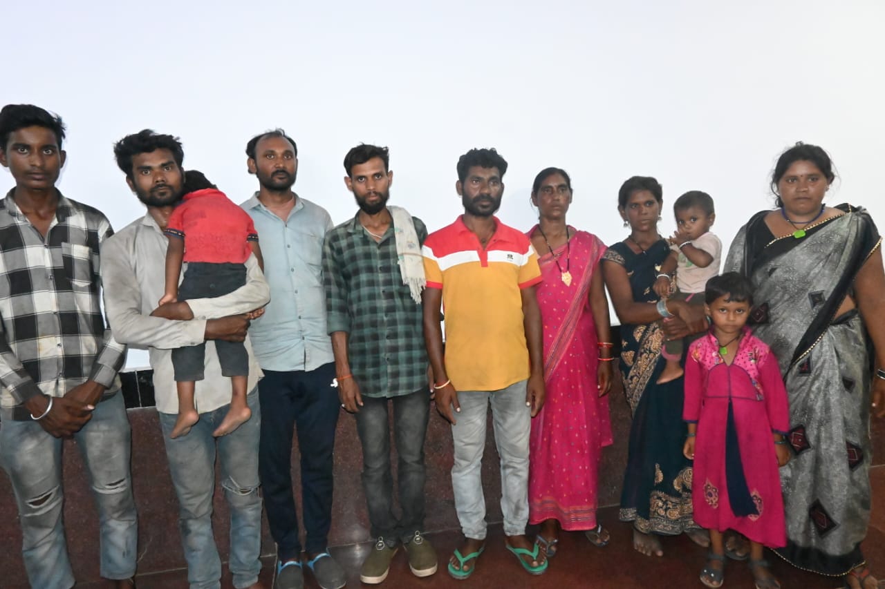 कर्नाटक में फंसे मजदूरों की सकुशल घर वापसी कराई गयी कर्नाटक में फंसे मजदूरों की सकुशल घर वापसी कराई गयी