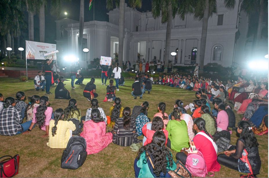 राजभवन में नाटक की प्रस्तुति देते छात्र—छात्राएं राजभवन में नाटक की प्रस्तुति देते छात्र—छात्राएं
