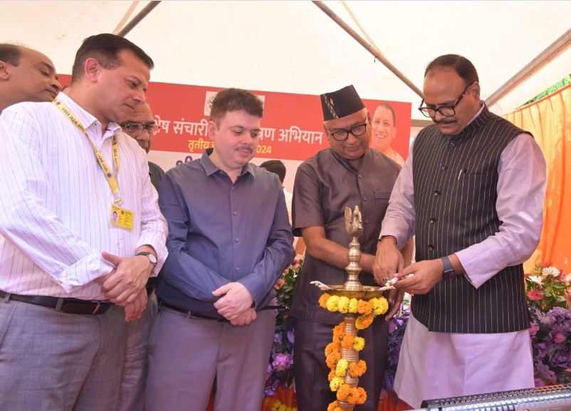 संचारी रोग अभियान का शुभारम्भ करते ब्रजेश पाठक संचारी रोग अभियान का शुभारम्भ करते ब्रजेश पाठक