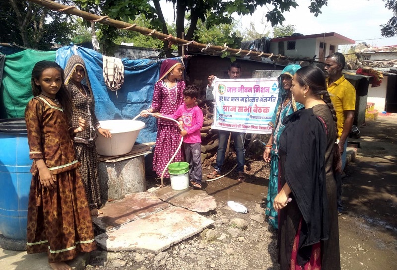 सुजल-शक्ति अभियान: घर पहुंकर ग्रामीणों को किया गया जागरूक सुजल-शक्ति अभियान: घर पहुंकर ग्रामीणों को किया गया जागरूक