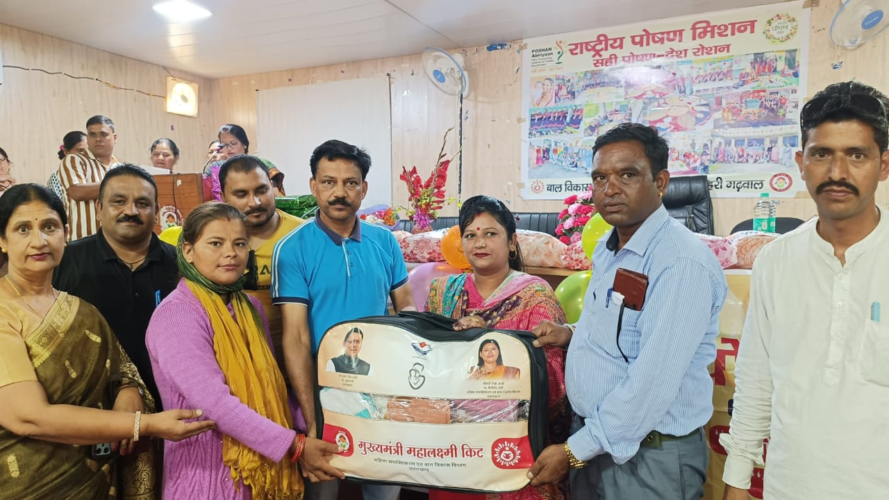 फोटो कैप्शन-2 एनटीएच 21-टिहरी के जाखणीधार ब्लाक में राष्ट्रीय पोषण मिशन में महालक्ष्मी कीट वितरित करते हुए प्रमुख सुनीता देवी फोटो कैप्शन-2 एनटीएच 21-टिहरी के जाखणीधार ब्लाक में राष्ट्रीय पोषण मिशन में महालक्ष्मी कीट वितरित करते हुए प्रमुख सुनीता देवी