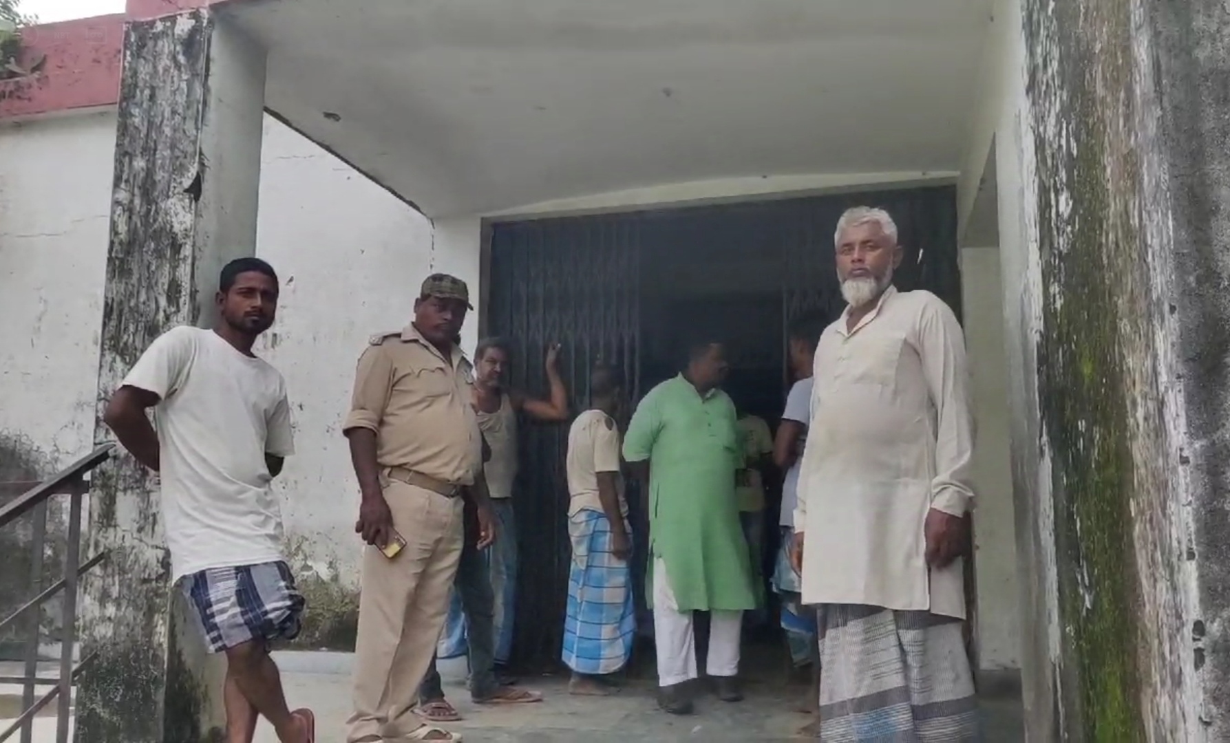 अररिया फोटो:पोस्टमार्टम हाउस में परिजन अररिया फोटो:पोस्टमार्टम हाउस में परिजन
