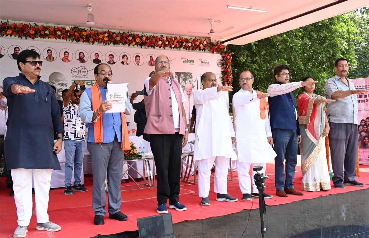उप-मुख्यमंत्री साव छात्राओं को स्वच्छता की शपथ दिलाते हुए उप-मुख्यमंत्री साव छात्राओं को स्वच्छता की शपथ दिलाते हुए