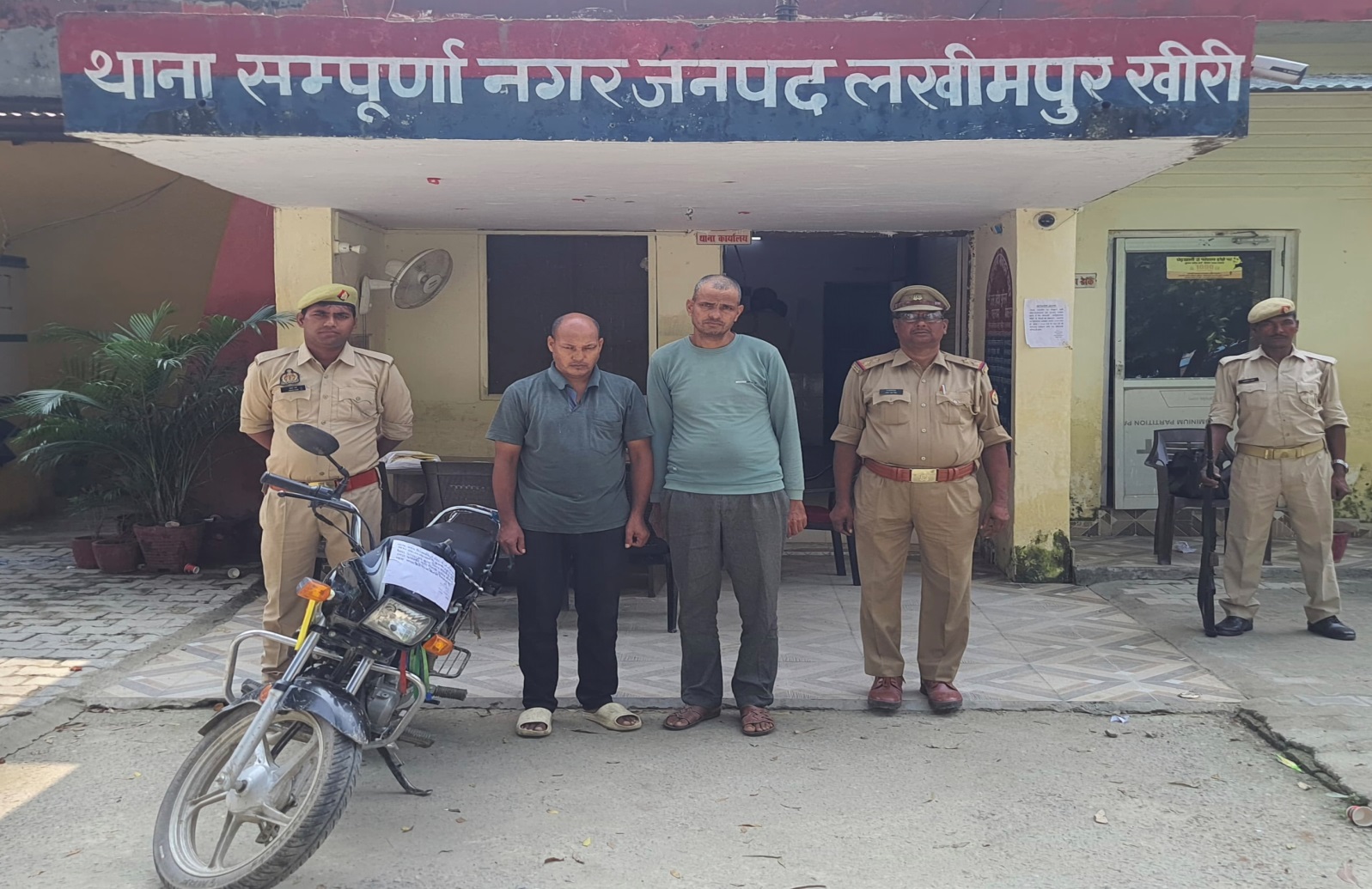 चोरी की भारतीय मोटरसाइकिल के साथ पकड़े गए दो नेपाली नागरिक चोरी की भारतीय मोटरसाइकिल के साथ पकड़े गए दो नेपाली नागरिक