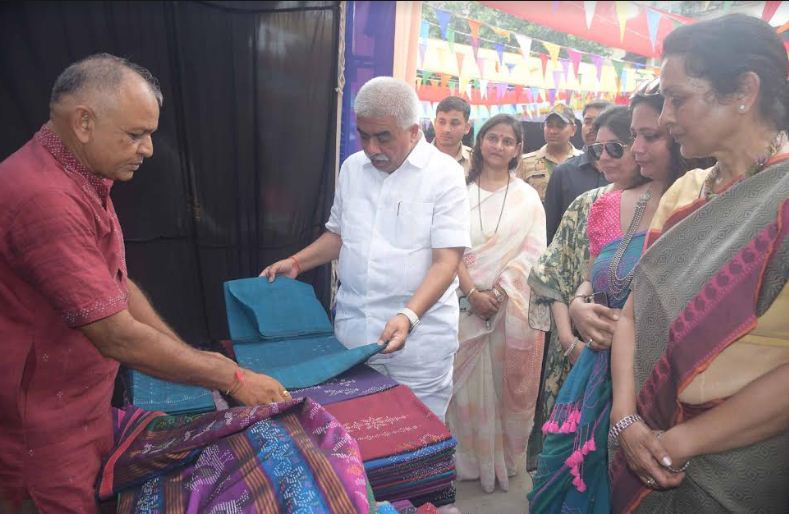खादी एवं ग्रामोद्योग, रेशम उद्योग, हथकरघा एवं वस्त्रोद्योग मंत्री राकेश सचान खादी एवं ग्रामोद्योग, रेशम उद्योग, हथकरघा एवं वस्त्रोद्योग मंत्री राकेश सचान