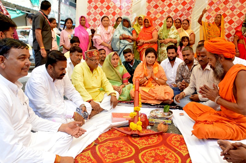 कृष्णा गौर विभिन्न विकास कार्यों का भूमिपूजन करते हुए कृष्णा गौर विभिन्न विकास कार्यों का भूमिपूजन करते हुए