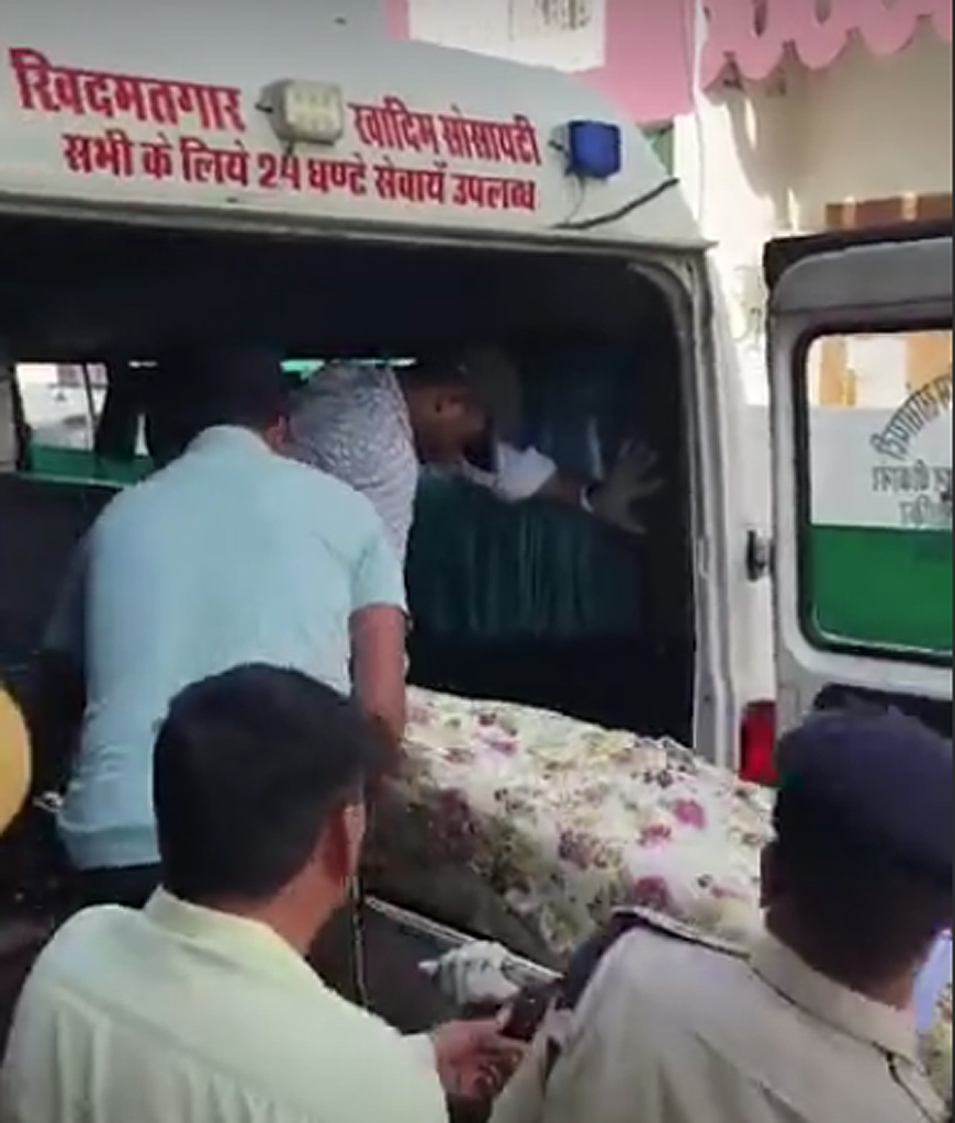एक ही परिवार के 3 लोगों ने किया सुसाइड, तीनाें की माैत : एक की हालत गंभीर एक ही परिवार के 3 लोगों ने किया सुसाइड, तीनाें की माैत : एक की हालत गंभीर