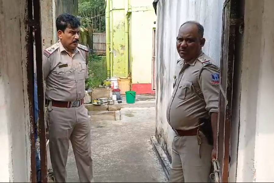 एनआईए की छापेमारी के दौरान पुलिस की तैनाती