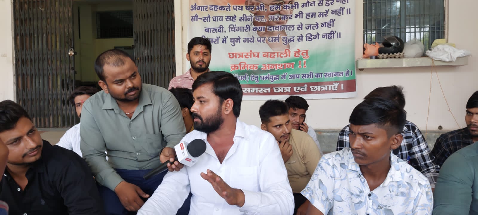 गोरखपुर विश्वविद्यालय में छात्र संघ चुनाव कराए जाने को लेकर धरना* गोरखपुर विश्वविद्यालय में छात्र संघ चुनाव कराए जाने को लेकर धरना*