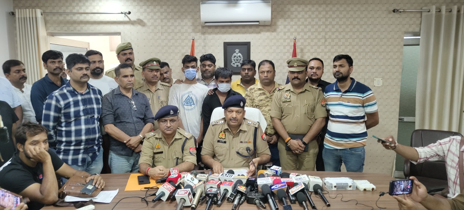सेवानिवृत्त आईएएस अधिकरी से लूट करने वाले दाे लुटेरे गिरफ्तार, जानकारी देते पुलिस अधिकारी सेवानिवृत्त आईएएस अधिकरी से लूट करने वाले दाे लुटेरे गिरफ्तार, जानकारी देते पुलिस अधिकारी