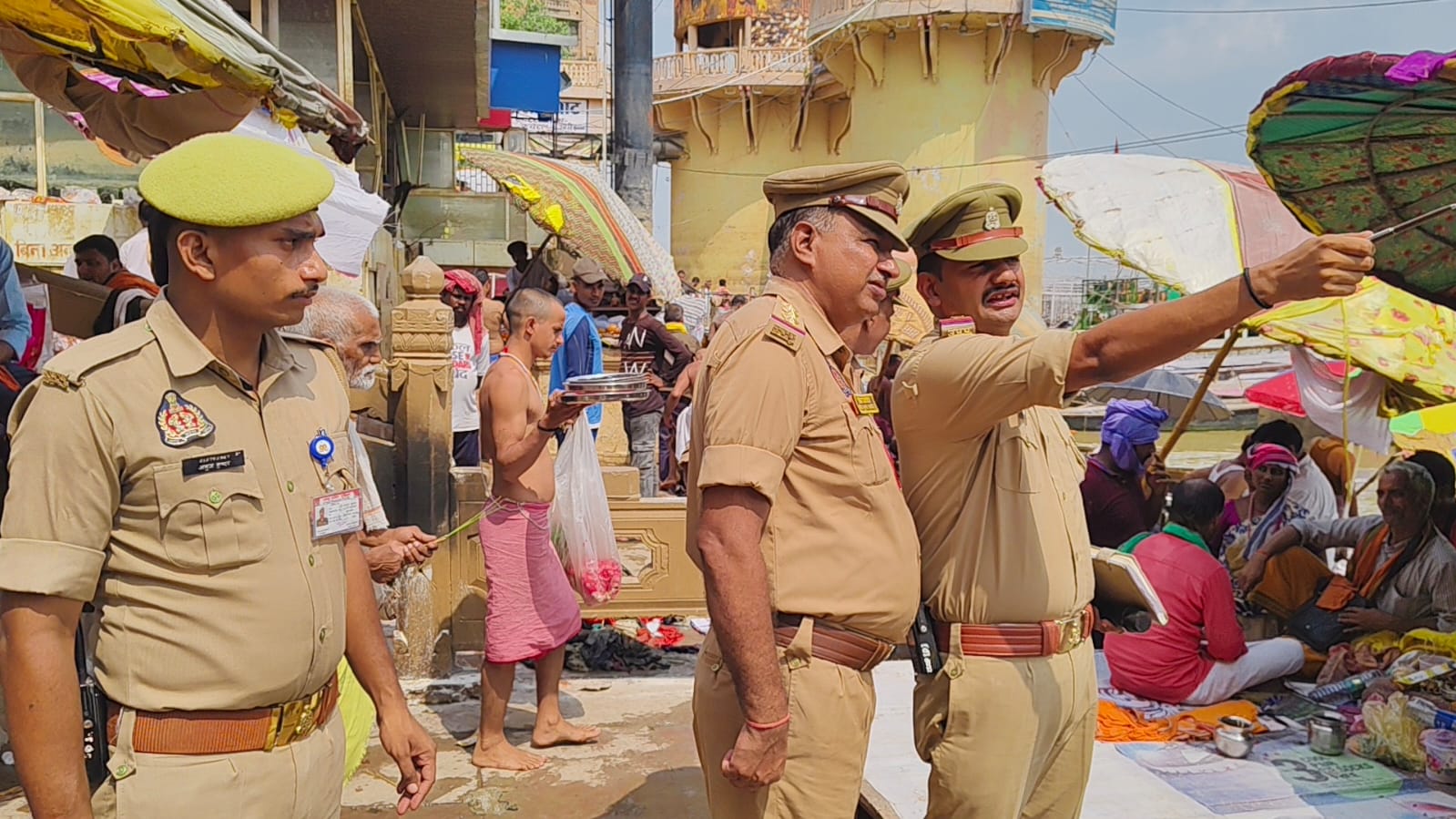 सुरक्षा व्यवस्था को लेकर दिशा निर्देश देते अफसर: फोटो बच्चा गुप्ता सुरक्षा व्यवस्था को लेकर दिशा निर्देश देते अफसर: फोटो बच्चा गुप्ता