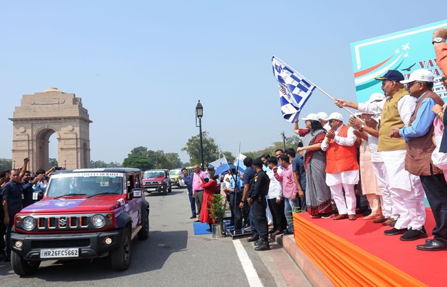 राष्ट्रीय युद्ध स्मारक से ‘वायु वीर विजेता’ कार रैली को रवाना करते रक्षा मंत्री राजनाथ सिंह राष्ट्रीय युद्ध स्मारक से ‘वायु वीर विजेता’ कार रैली को रवाना करते रक्षा मंत्री राजनाथ सिंह