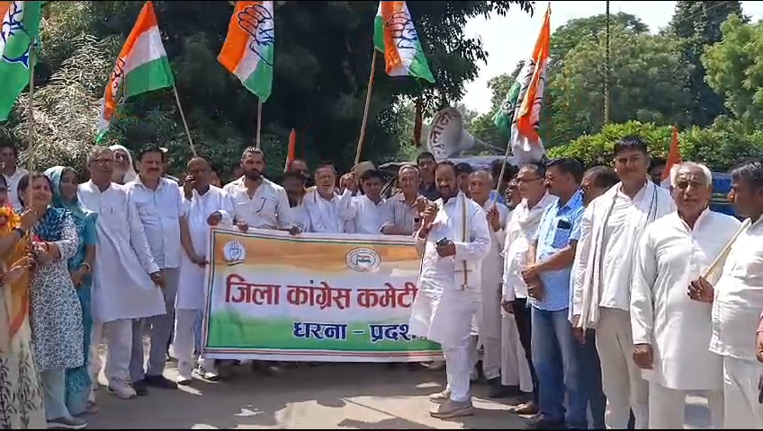 अलवर. मिनी सचिवालय के बाहर प्रदर्शन करते कॉग्रेसी अलवर. मिनी सचिवालय के बाहर प्रदर्शन करते कॉग्रेसी