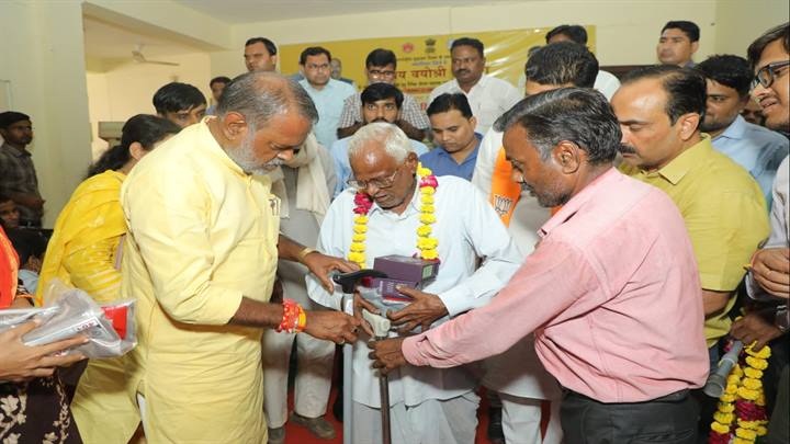 अंतरराष्ट्रीय वृद्धजन दिवस पर मंत्री कुशवाह दिव्यांगजनों को सहायक उपकरण वितरित करते हुए अंतरराष्ट्रीय वृद्धजन दिवस पर मंत्री कुशवाह दिव्यांगजनों को सहायक उपकरण वितरित करते हुए