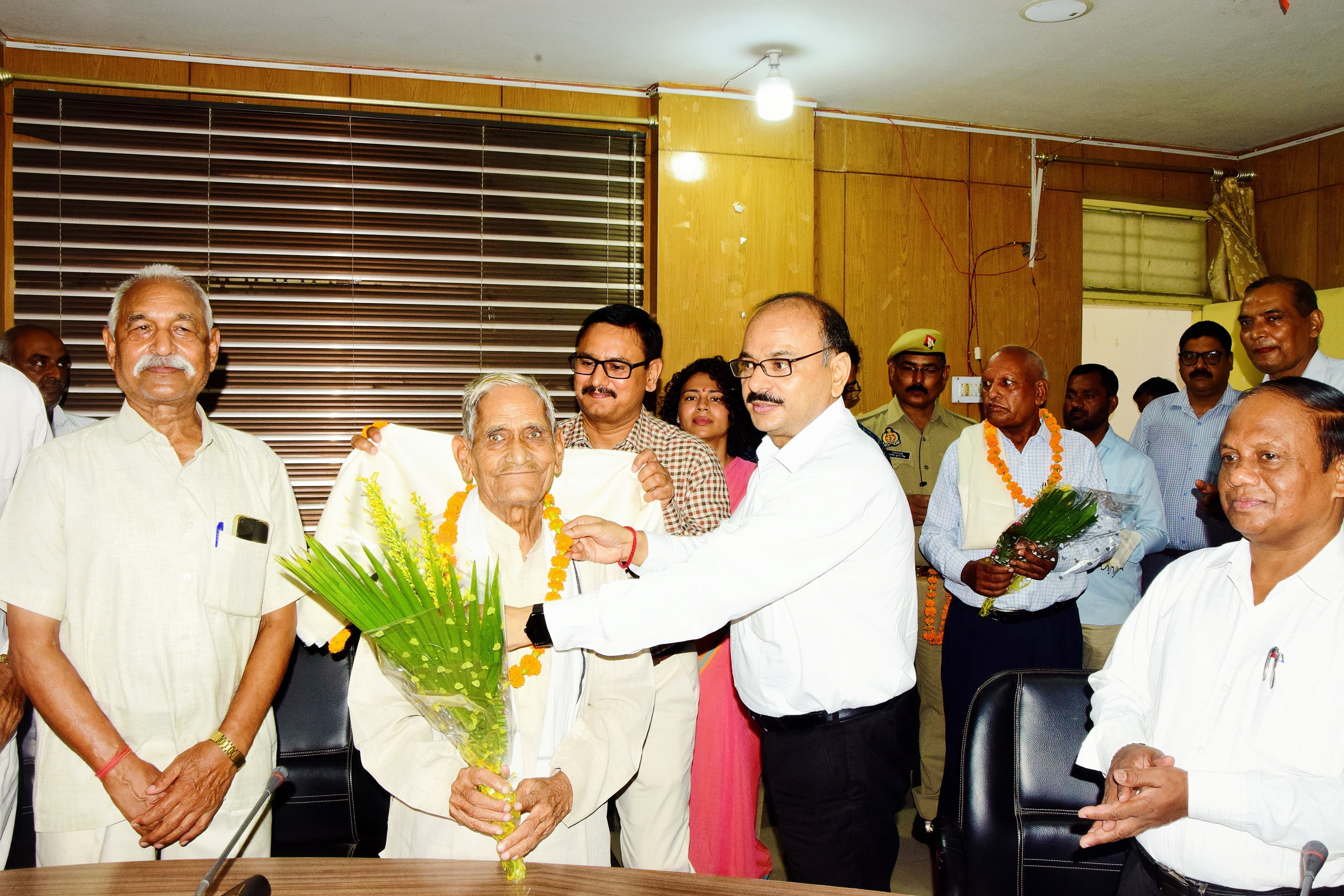 अन्तर्राष्ट्रीय वृद्धजन दिवस पर कलेक्ट्रेट में हुआ सम्मान समारोह अन्तर्राष्ट्रीय वृद्धजन दिवस पर कलेक्ट्रेट में हुआ सम्मान समारोह