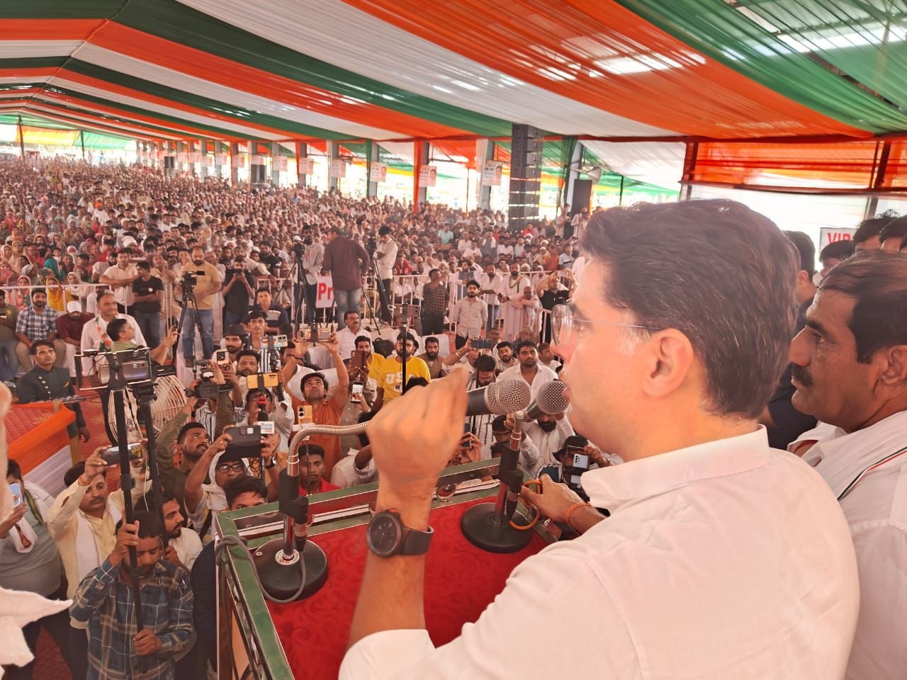 कांग्रेस प्रत्याशियों के समर्थन में आयोजित चुनावी सभाओं को सम्बोधित करते पायलट। कांग्रेस प्रत्याशियों के समर्थन में आयोजित चुनावी सभाओं को सम्बोधित करते पायलट।