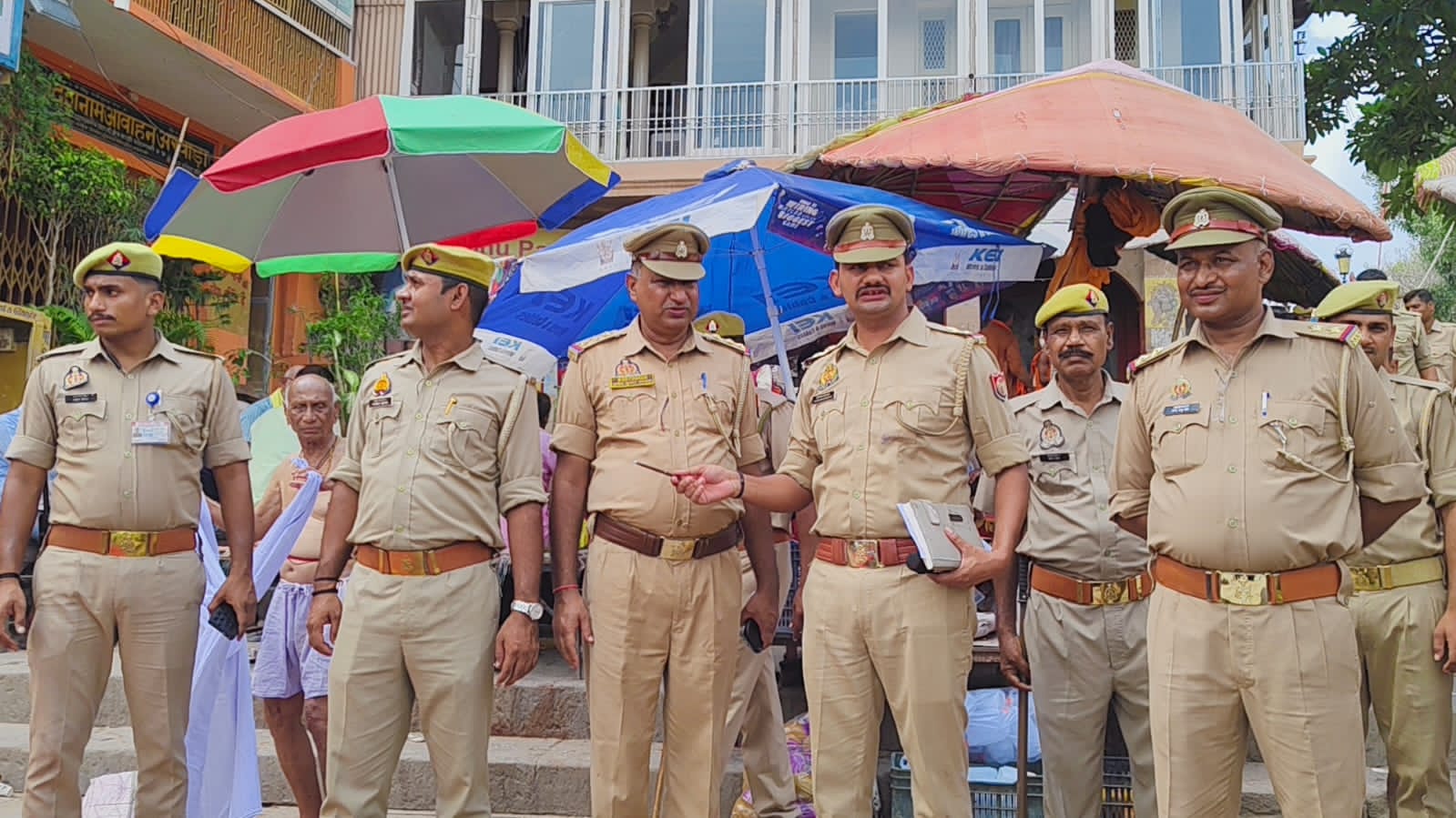 सुरक्षा व्यवस्था को लेकर दिशा निर्देश देते अफसर: फोटो बच्चा गुप्ता सुरक्षा व्यवस्था को लेकर दिशा निर्देश देते अफसर: फोटो बच्चा गुप्ता