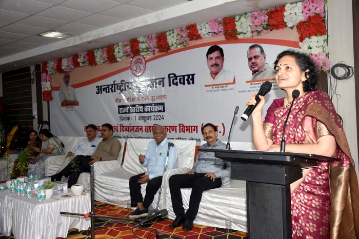 अंतर्राष्ट्रीय वृद्धजन दिवस पर कार्यक्रम को संबोधित करती हुईं प्रमुख सचिव सोनाली वायंगणकर अंतर्राष्ट्रीय वृद्धजन दिवस पर कार्यक्रम को संबोधित करती हुईं प्रमुख सचिव सोनाली वायंगणकर