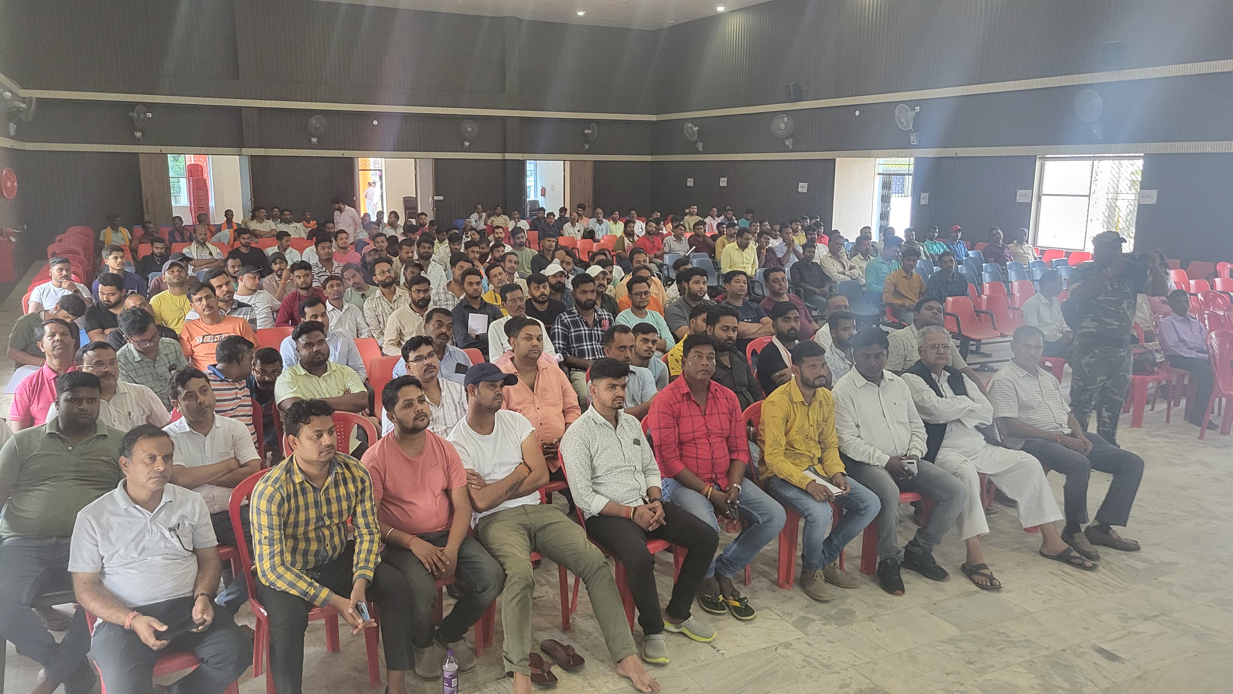 बैठक में मौजूद लोग