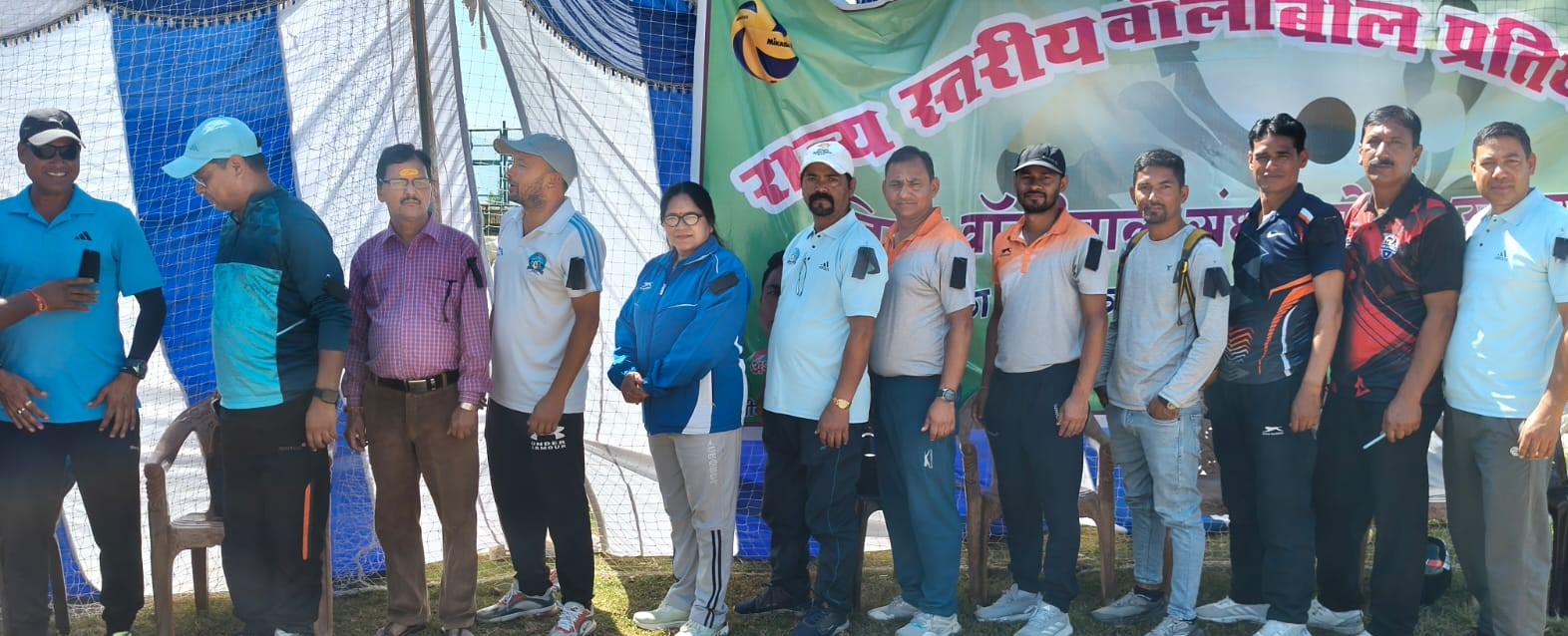 गोपेश्वर में बांह पर काला फीता बांध कर एनपीएस का विरोध करते हुए शिक्षक कर्मचारी। गोपेश्वर में बांह पर काला फीता बांध कर एनपीएस का विरोध करते हुए शिक्षक कर्मचारी।