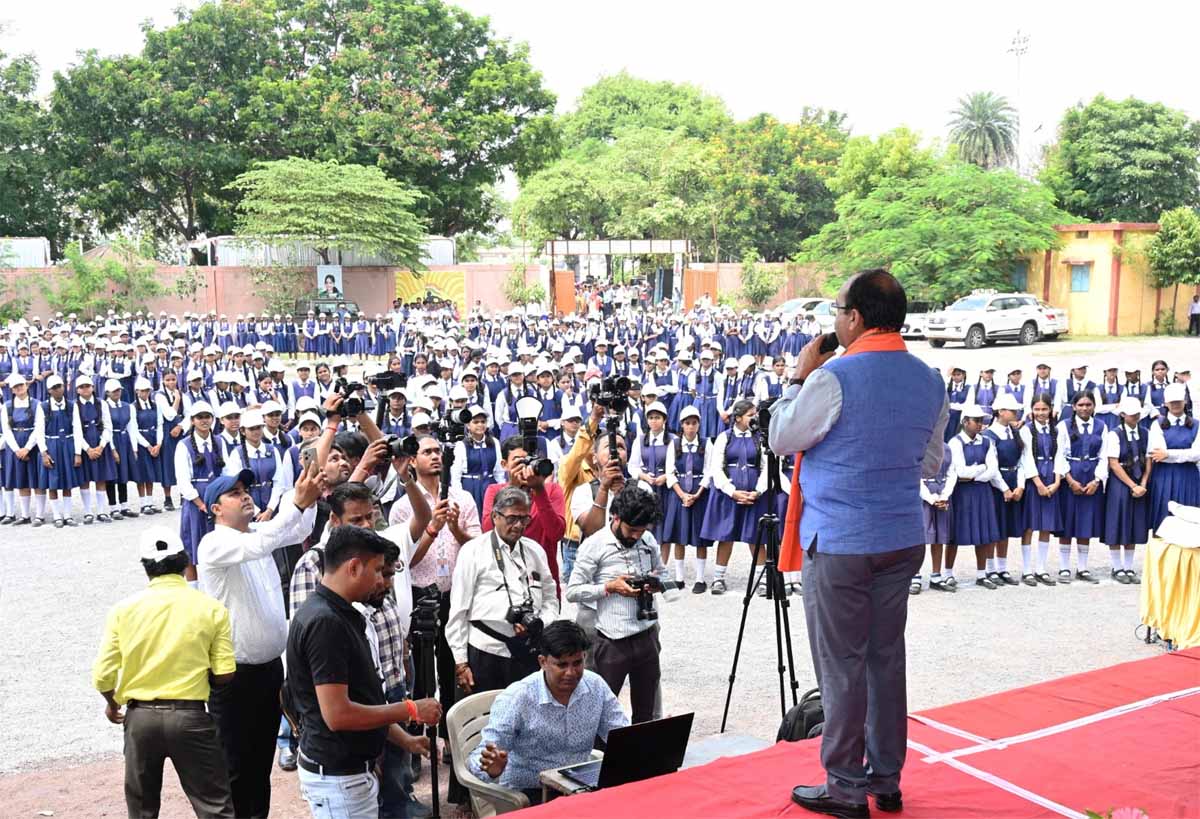 उप-मुख्यमंत्री साव जे.आर. दानी स्कूल के छात्राओं काे संबाेधित करते