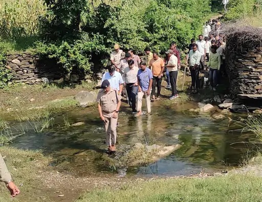 गोगुंदा के जंगल में नाला पार करते सबसे आगे उदयपुर एसपी योगेश गोयल और उनके पीछे प्रधान मुख्य वन संरक्षक (वन्यजीव) पीके उपाध्याय गोगुंदा के जंगल में नाला पार करते सबसे आगे उदयपुर एसपी योगेश गोयल और उनके पीछे प्रधान मुख्य वन संरक्षक (वन्यजीव) पीके उपाध्याय