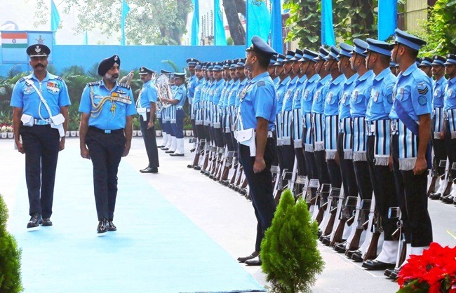 गारद की सलामी लेते एयर चीफ मार्शल एपी सिंह