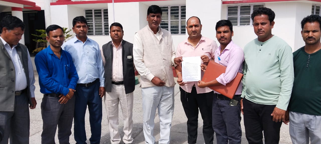फोटो कैप्शन-2 एनटीएच 23-मंगलवार को ल्वार्खा के ग्रामीण ज्ञापन देने को कलक्ट्रेट टिहरी पहुंचे फोटो कैप्शन-2 एनटीएच 23-मंगलवार को ल्वार्खा के ग्रामीण ज्ञापन देने को कलक्ट्रेट टिहरी पहुंचे