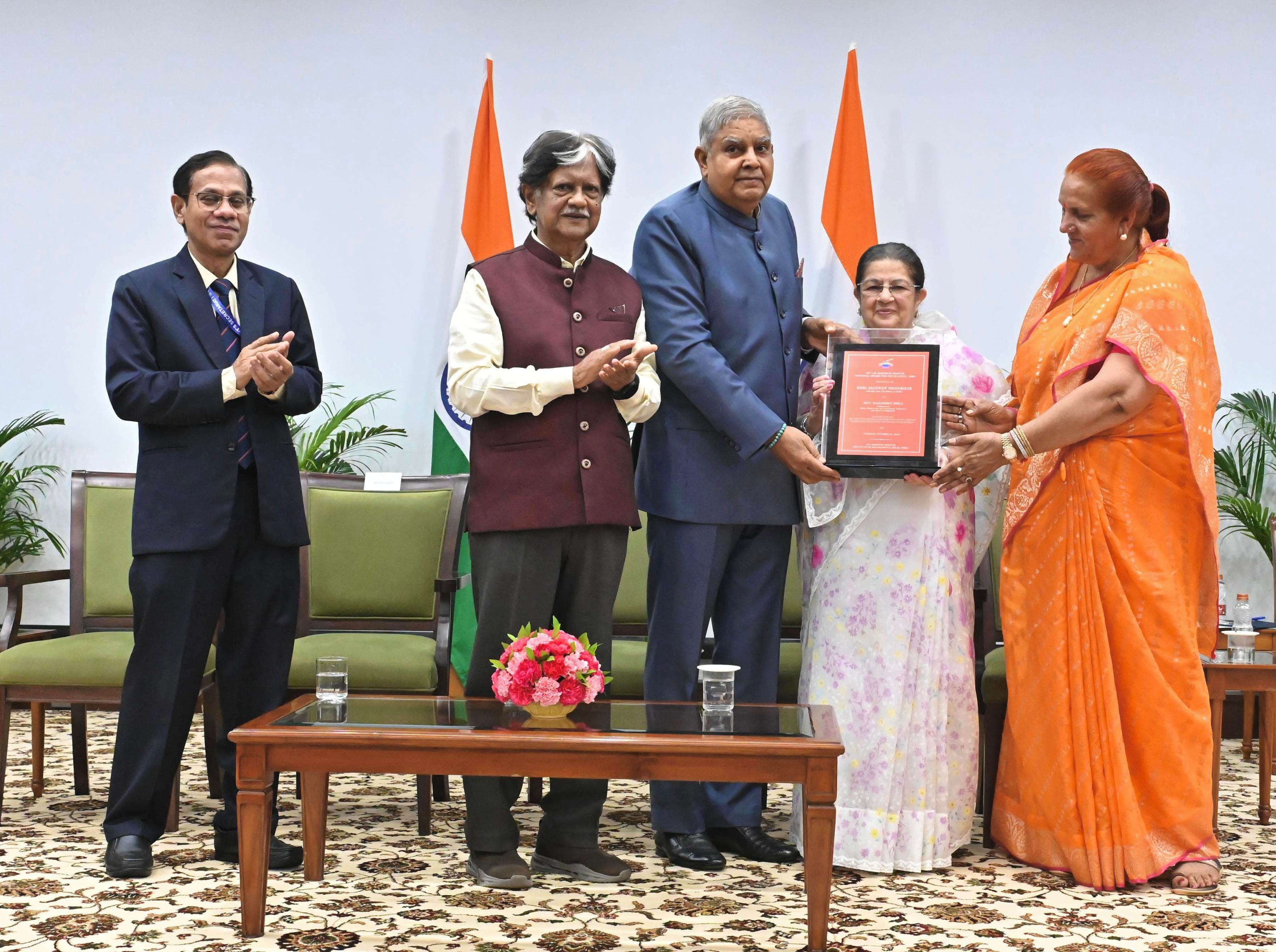 उपराष्ट्रपति जगदीश धनखड़ मंगलवार को राजश्री बिड़ला को लाल बहादुर शास्त्री पुरस्कार प्रदान करते हुए उपराष्ट्रपति जगदीश धनखड़ मंगलवार को राजश्री बिड़ला को लाल बहादुर शास्त्री पुरस्कार प्रदान करते हुए