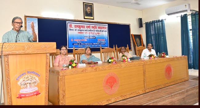 सम्बोधित करते वक्ता सम्बोधित करते वक्ता