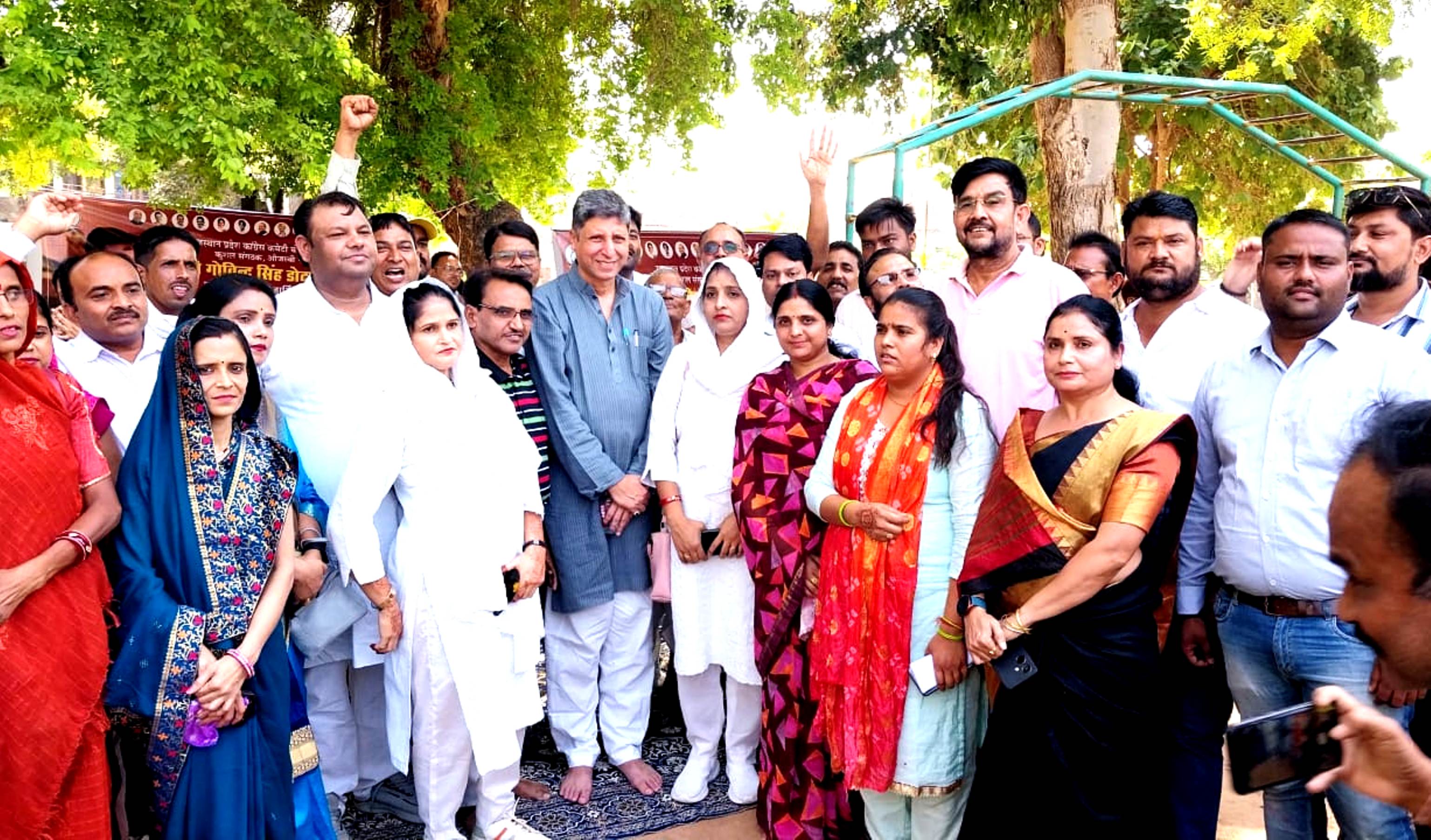 राज्य सरकार की विफलताओं के विरोध में कांग्रेस ने दिया धरना राज्य सरकार की विफलताओं के विरोध में कांग्रेस ने दिया धरना