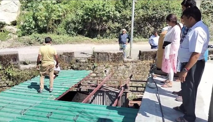 गोपेश्वर में अतिक्रमण हटाते हुए तहसील प्रशासन। गोपेश्वर में अतिक्रमण हटाते हुए तहसील प्रशासन।