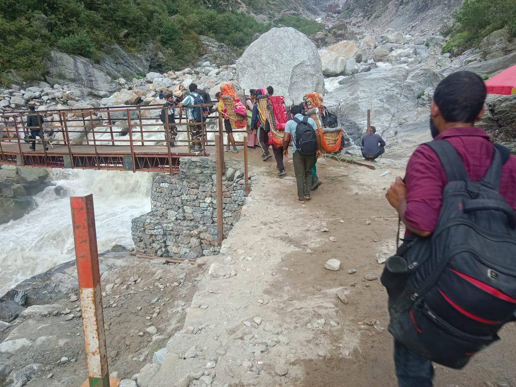 राम बड़ा में पुल निर्माण के बाद आवाजाही करते तीर्थयात्री। राम बड़ा में पुल निर्माण के बाद आवाजाही करते तीर्थयात्री।