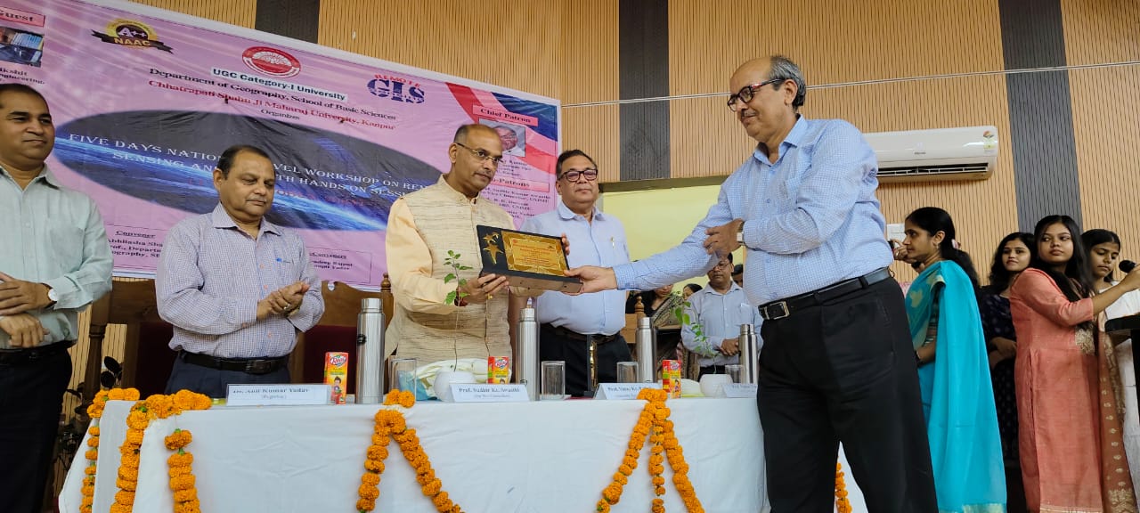 रिमोट सेंसिंग तकनीक कार्यशाला में आईआईटी के प्रो. ओंकार दीक्षित को सम्मानित करते कुलपति प्रो. विनय पाठक रिमोट सेंसिंग तकनीक कार्यशाला में आईआईटी के प्रो. ओंकार दीक्षित को सम्मानित करते कुलपति प्रो. विनय पाठक