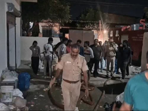 माैके पर जमा भीड़। माैके पर जमा भीड़।