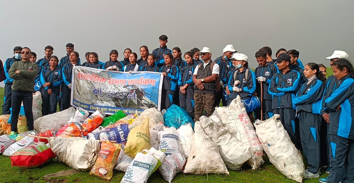 तुंगनाथ धाम में स्वच्छता अभियान चलाते हुए। तुंगनाथ धाम में स्वच्छता अभियान चलाते हुए।