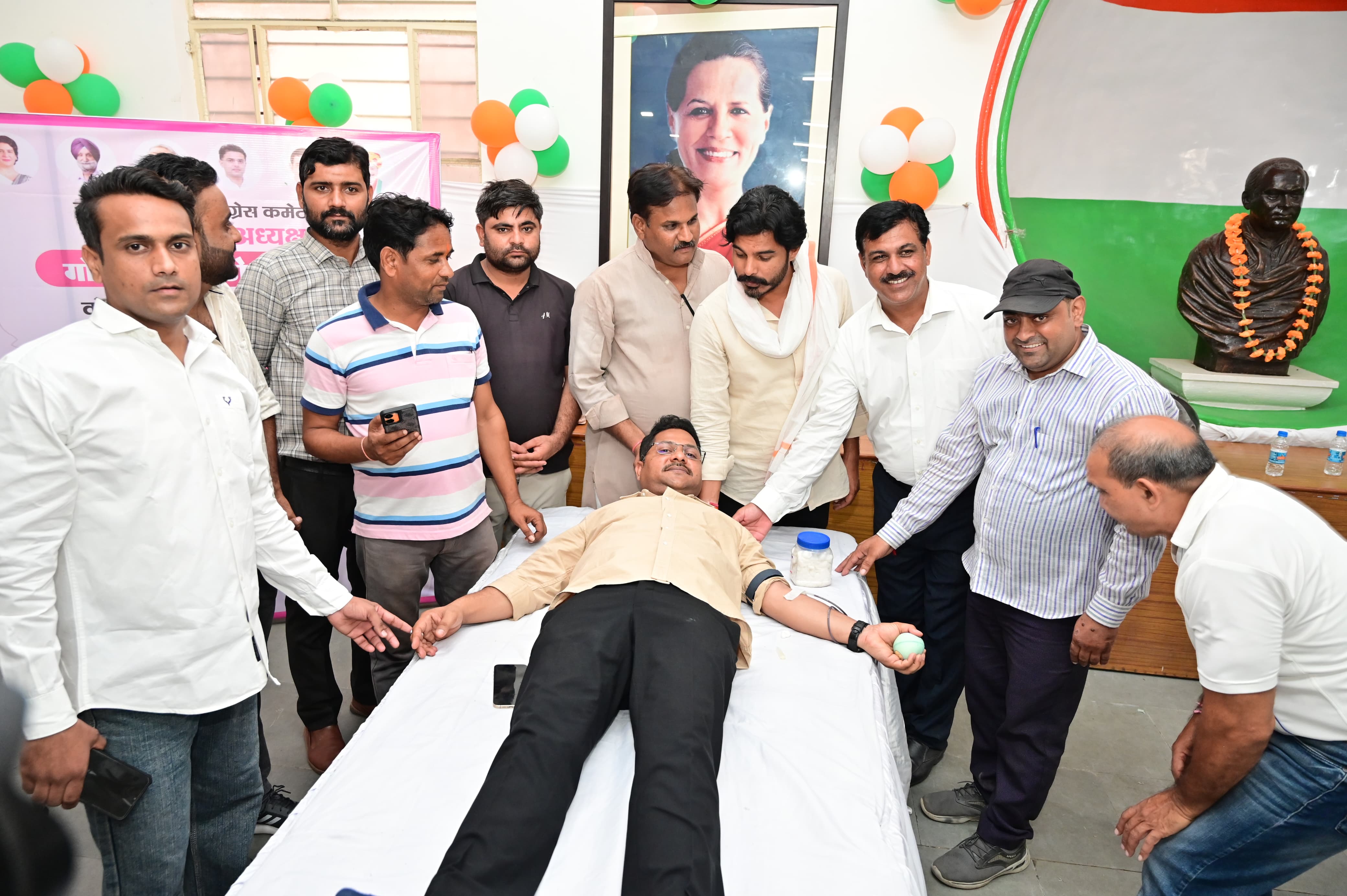 जयपुर में कांग्रेस नेताओं एवं कार्यकर्ताओं ने रक्तदान शिविर जयपुर में कांग्रेस नेताओं एवं कार्यकर्ताओं ने रक्तदान शिविर