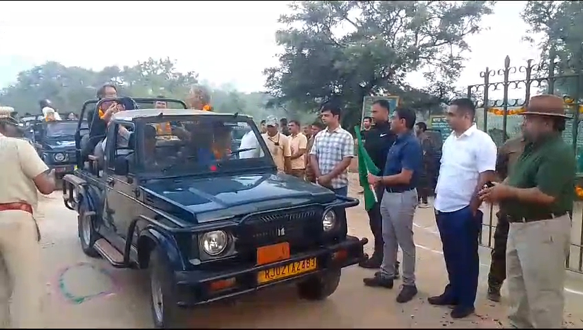 अलवर। सरिस्का में पर्यटको को रवाना करते अधिकारी।