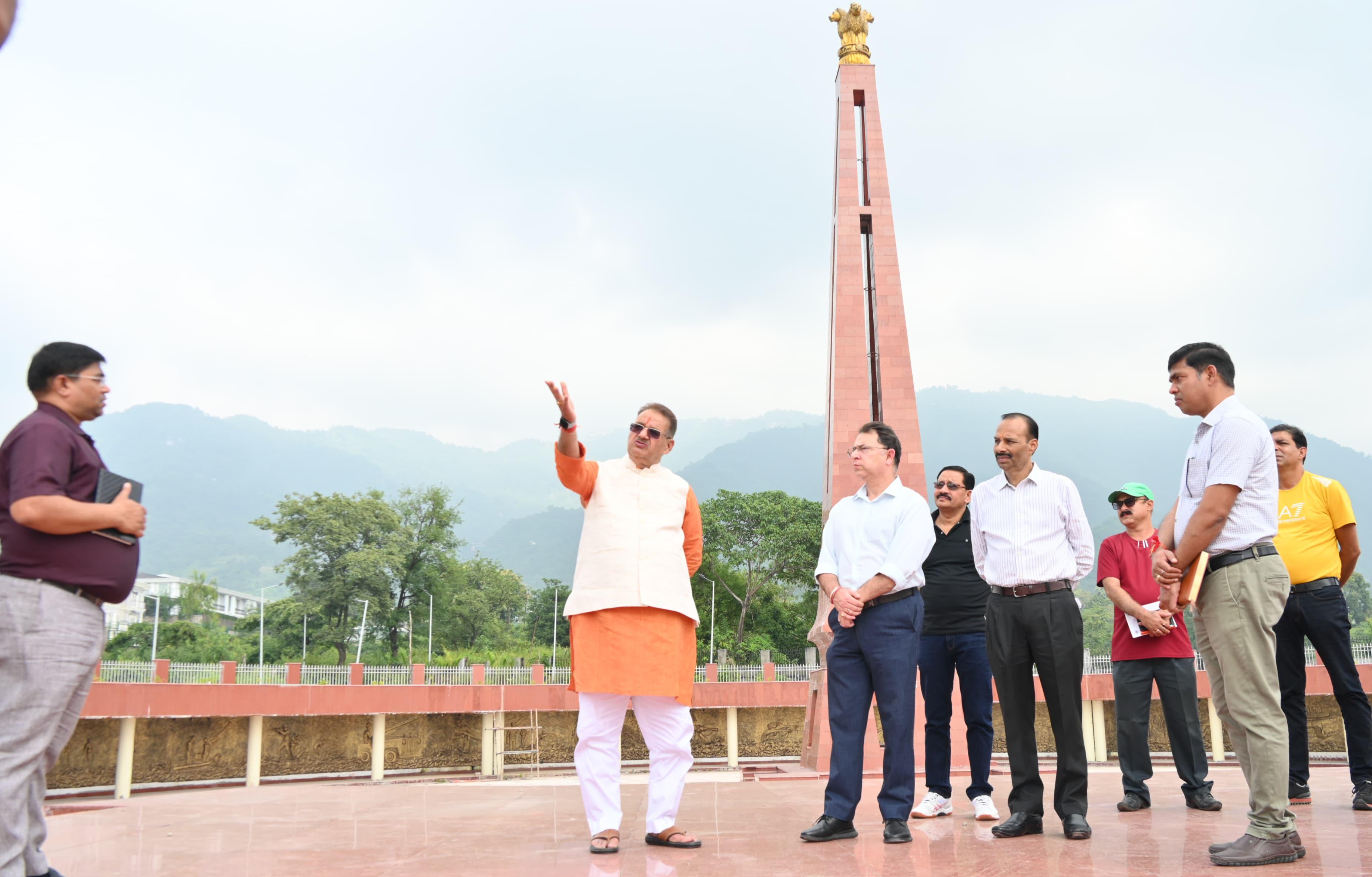 सैनिक कल्याण मंत्री गणेश जोशी मंगलवार को गुनियाल गांव में निर्माणाधीन सैन्यधाम का निरीक्षण करते।। सैनिक कल्याण मंत्री गणेश जोशी मंगलवार को गुनियाल गांव में निर्माणाधीन सैन्यधाम का निरीक्षण करते।।
