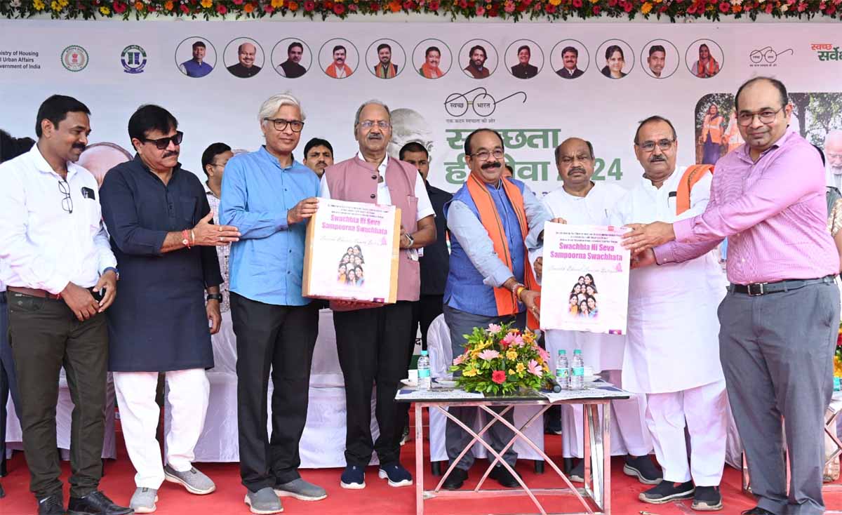 उप-मुख्यमंत्री अरुणा साव सफाई कर्मियों को किट  वितरित करते