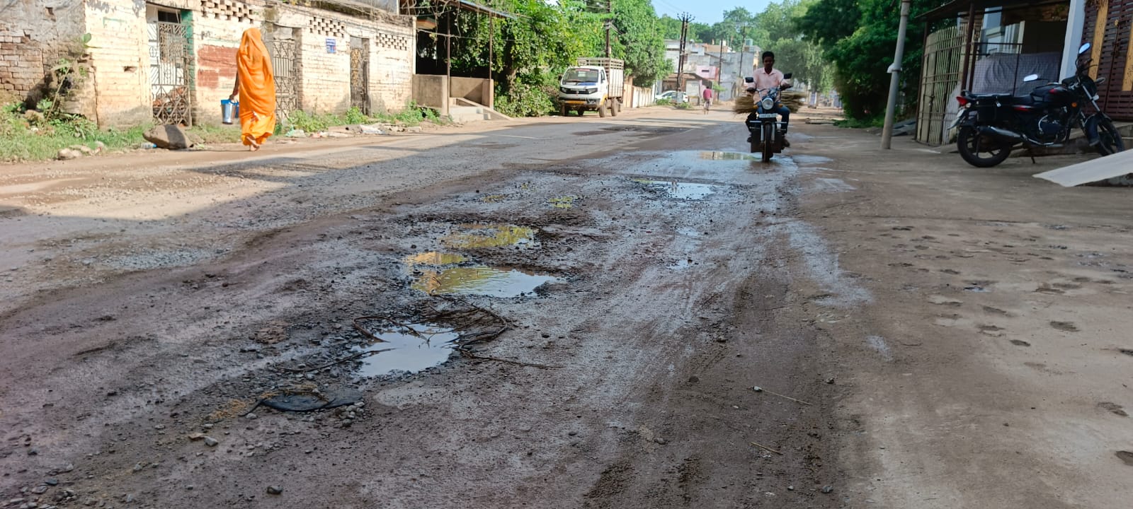 मां विंध्यवासिनी मार्ग कई जगह से क्षतिग्रस्त हो गई है।