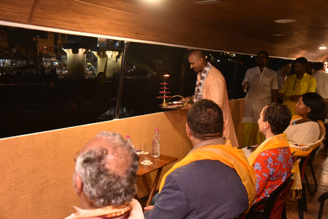 गंगा आरती देखते जमैका के प्रधानमंत्री का स्वागत करती राज्यपाल: फोटो बच्चा गुप्ता