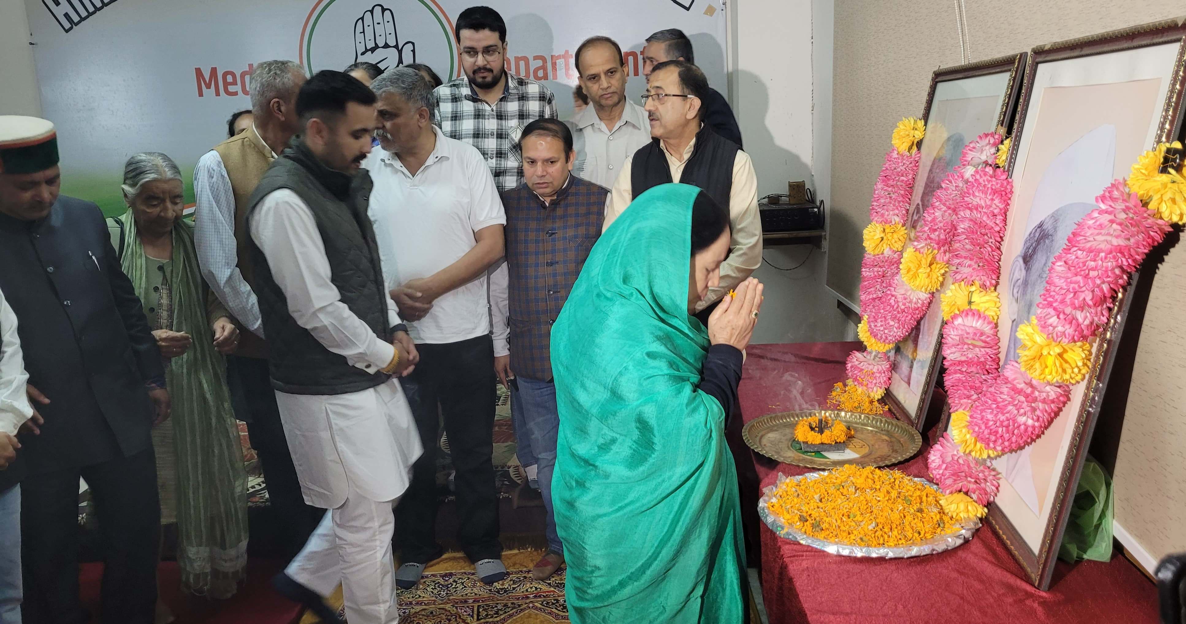 प्रदेश कांग्रेस मुख्यालय में गांधी व शास्त्री की जयंती पर कार्यक्रम के दौरान प्रदेश कांग्रेस अध्यक्ष प्रतिभा सिंह प्रदेश कांग्रेस मुख्यालय में गांधी व शास्त्री की जयंती पर कार्यक्रम के दौरान प्रदेश कांग्रेस अध्यक्ष प्रतिभा सिंह