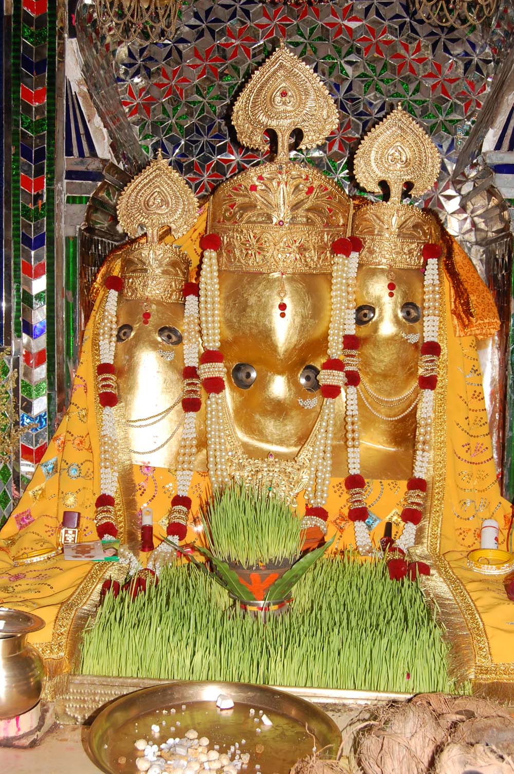 1 फोटो पीताम्बरा पीठ मा बगलामुखी देवी