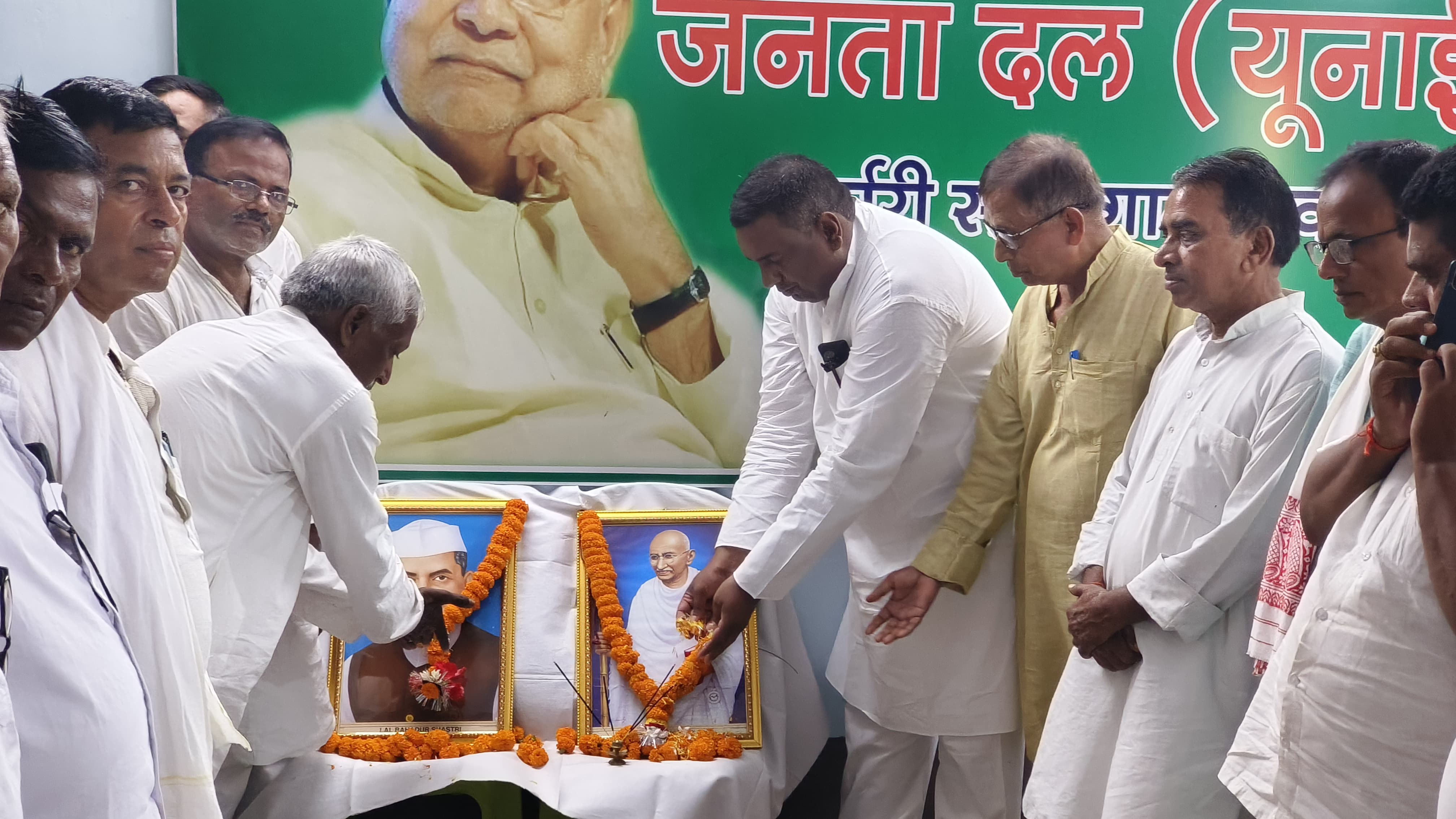 श्रद्धांजलि देते नेतागण श्रद्धांजलि देते नेतागण