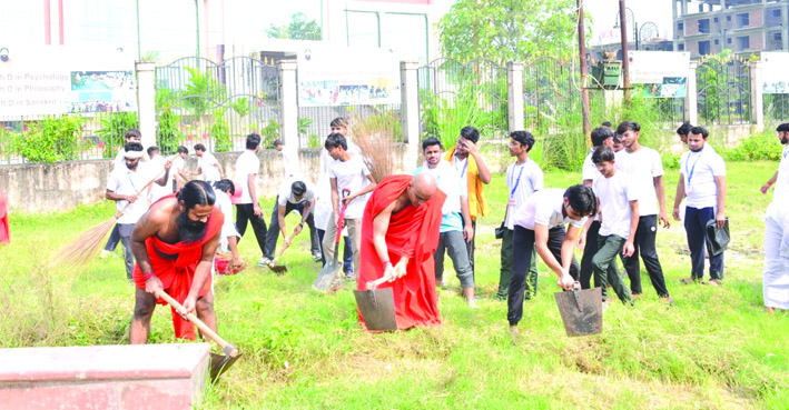स्वच्छता अभियान चलाते हुए स्वच्छता अभियान चलाते हुए
