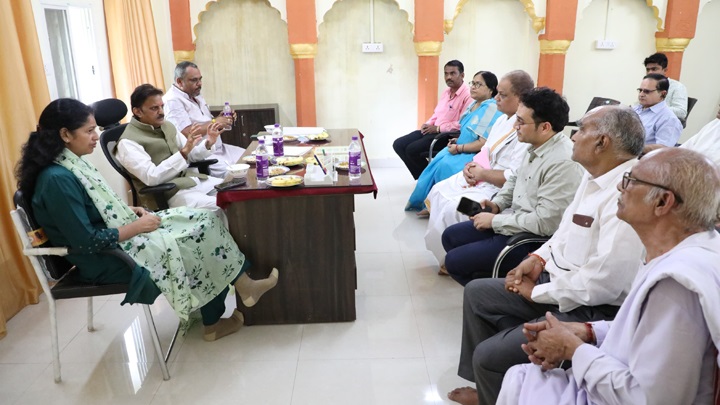 संस्कृत विश्वविद्यालय के रीवा परिसर की व्यवस्थाओं की समीक्षा करते उप मुख्यमंत्री संस्कृत विश्वविद्यालय के रीवा परिसर की व्यवस्थाओं की समीक्षा करते उप मुख्यमंत्री