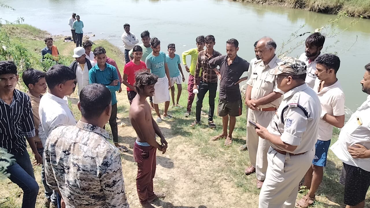 नदी में डूबे बालकों को तलाशते गोताखोरों से चर्चा करते थाना प्रभारी नदी में डूबे बालकों को तलाशते गोताखोरों से चर्चा करते थाना प्रभारी